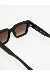 Lentes de sol Tiwi modelo Kobe, con montura cuadrada de acetato color negro y lentes degradadas en tono gris.