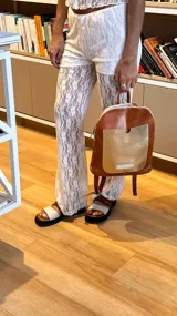 Pantalón de encaje blanco con corte recto y cintura alta.