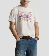 Remera Polo Ralph Lauren de manga corta, color blanco con estampado gráfico frontal en tonos rojos y azules con inscripciones de la marca.