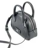 Cartera mini de estilo clásico confeccionada en símil cuero color negro, con cierre superior, doble asa fija y correa larga regulable extraíble. Presenta herrajes plateados y logo de la marca en el frente.