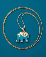 Collar de bronce con cadena fina dorada y dije en forma de elefantito esmaltado en color turquesa y blanco.