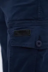 Pantalón cargo color marrón con bolsillos laterales y bolsillo cargo con solapa y botones.