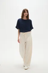 Pantalon de jean color natural, de corte baggy con cintura media, bolsillos laterales amplios y ajuste mediante cordón en la cintura.