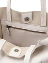 Cartera tipo shopper color crudo, confeccionada en cuero, de diseño amplio y sin forro con terminaciones al corte. Cuenta con doble asa de hombro y bolsillo interior con cierre.
