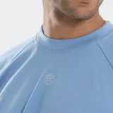 Remera negra de corte boxy con costuras a la vista en contraste de color blanco. Presenta un pequeño logo estampado en el centro del pecho y una frase bordada en el bajo lateral. Posee mangas cortas y cuello redondo.