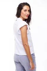 Blusa blanca de poliéster con cuello redondo y mangas cortas con volados.
