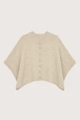 Poncho de punto color beige con diseño de botones frontales, cuello redondo y mangas cortas integradas.