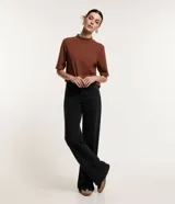 Blusa básica de algodón color celeste, con cuello alto y mangas cortas holgadas.