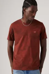 Remera de algodón color ladrillo con efecto batik y logo de Levi's bordado en el pecho.