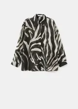 Camisa de lyocell de corte recto con estampado de cebra, cuello camisero, manga larga con puños abotonados y cierre frontal de botones.