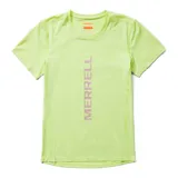 Remera deportiva de manga corta Merrell, color verde lima, con cuello redondo y logo estampado verticalmente en el centro del frente.