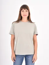 Remera de algodón de corte holgado, con cuello redondo y mangas cortas con dobladillo.