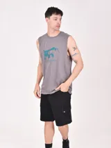 Musculosa blanca con estampado de palmeras rojas y texto "Closed for the weekend".