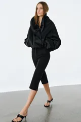 Chaqueta bomber negra ZW Collection con acolchado interior, cuello envolvente de solapa cruzada, mangas largas con puños elásticos y bajo con elástico.