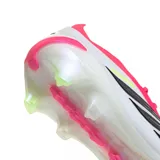 Championes de fútbol Adidas Predator Pro FG en color rosado y blanco, con las tres tiras características de la marca en negro y detalles en amarillo flúor.