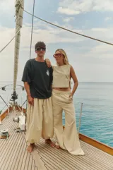 Pantalón oxford color beige confeccionado en bambula con elástico en la cintura y bolsillos laterales.