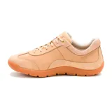 Championes Caterpillar modelo Versy Lo, color beige, confeccionados en cuero nobuk con detalles en gamuza. Presentan suela de goma color caramelo, cierre con cordones y logo de la marca grabado en el lateral y la puntera.