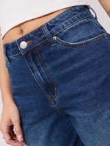 Jean de pierna ancha con tiro medio, confeccionado en denim de algodón con lavado clásico.