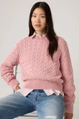 Sweater rosa de punto trenzado, con cuello redondo y corte holgado.