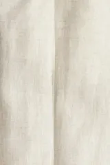 Pantalón de traje de corte ajustado confeccionado en lino liviano. Presenta cierre con cremallera y corchete oculto, bolsillos laterales, bolsillos traseros ribeteados y raya marcada en las piernas.