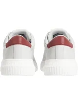 Zapatillas urbanas de cuero color gris claro, con detalle en el talón color borgoña, cordones blancos y suela chunky blanca.