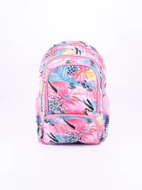 Mochila rosa con estampado de hojas de palmera en tonos rosa, celeste, amarillo y negro. Tiene dos compartimentos principales con cierre, un bolsillo frontal con cierre, dos bolsillos laterales de malla y correas ajustables.