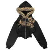 Campera corta negra con capucha con borde de piel sintética marrón, cierre frontal, estampado con texto en dorado y apliques de strass. Corte ajustado en la cintura y mangas largas.