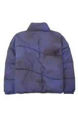 Campera acolchonada con efecto tie-dye en tonos azul y negro, cuello alto, cierre frontal con cremallera y bolsillos laterales. Cuenta con puños elásticos para mayor ajuste.