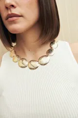 Collar dorado con eslabones grandes en forma de óvalo con textura martillada.