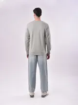 Buzo verde claro con estampado frontal con la frase "Keep it real" y un diseño floral.