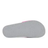 Ojotas New Balance de dama, color gris con tira fucsia y logo blanco.