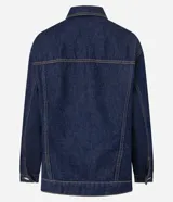 Campera trucker de jeans azul oscuro, corte amplio, con cuello clásico, cierre frontal con botones blancos, mangas largas y bolsillos delanteros con solapa.