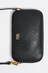 Bolso bandolera mini de piel color negro con textura granulada, cierre de cremallera dorada y logo estampado de la marca Bimba y Lola.