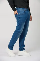 Pantalón jean clásico para hombre en color azul con efecto lavado y costuras en contraste.