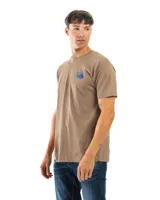 Remera de manga corta y cuello redondo, color gris oscuro o carbón, con un estampado circular blanco en el pecho que contiene texto y un logo.