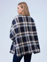 Poncho de tejido soft, marca Weatherproof, con diseño a cuadros en tonos azul marino, beige y celeste. Posee cuello alto con cierre metálico y bolsillos delanteros.