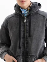 Campera estilo bomber de denim lavado color gris oscuro, con cierre frontal, capucha con interior de corderito y bolsillos frontales tipo canguro.