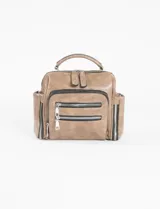 Mochila bandolera de cuero sintético color marrón, con múltiples compartimentos frontales y laterales con cierre metálico. Cuenta con asa superior y correas ajustables para usar como mochila o bandolera.