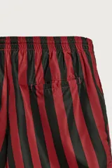Short de baño confeccionado en tejido técnico, con diseño de rayas verticales en color verde y negro. Cuenta con cintura elástica ajustable con cordón, bolsillos laterales y bolsillo trasero con vivo, además de forro interior.