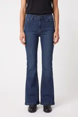 Jean de corte bootcut color azul, tiro alto, con bolsillos delanteros y traseros.