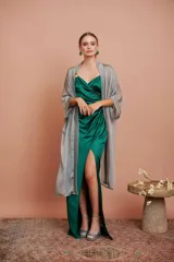 Kimono de gasa color plateado.