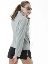 Campera polar de micropolar color gris, de corte recto con cierre frontal completo, cuello alto y bolsillos laterales. Cuenta con el logo de la marca bordado en el pecho.