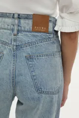 Pantalón jean recto color celeste con detalles de contraste en un tono de denim más oscuro en los laterales.