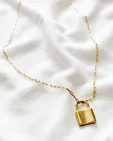 Collar dorado con cadena de eslabones rectangulares y dije de candado.