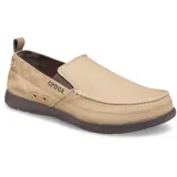 Mocasín Crocs modelo Walu Syn de estilo náutico, confeccionado en lona azul con detalles en color marrón. Presenta suela de material Croslite flexible y diseño slip-on con ojales decorativos laterales.