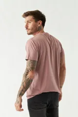 Remera de algodón de corte regular, con cuello redondo, manga corta y logo bordado en el pecho.