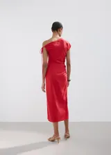 Vestido midi rojo de lino y lyocell, con diseño asimétrico de un hombro, manga corta y fruncidos laterales.