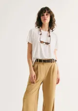 Blusa de manga corta con cuello redondo y corte regular, confeccionada en tejido de algodón liso color marrón.