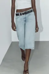 Bermuda jorts de denim celeste con efecto lavado, tiro bajo y cinco bolsillos. Cierre frontal con cremallera y botón metálico.