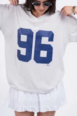 Remerón blanco de corte holgado con estampado del número 96 en color marrón.